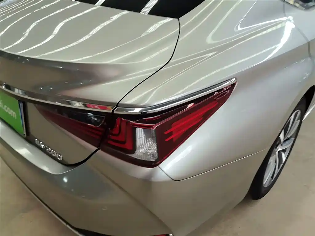 Фото 20 - Lexus ES