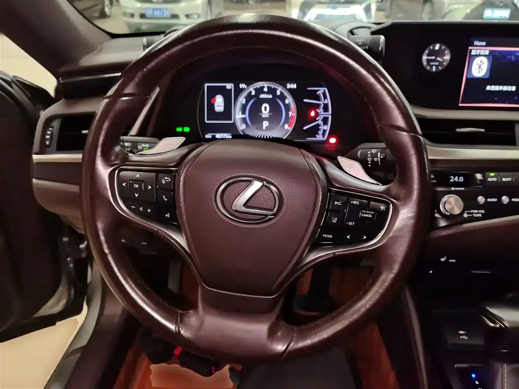 صورة 3 - Lexus ES