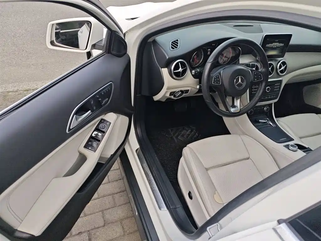 Mercedes-Benz GLA 2016 GLA 200 Dynamic фото 16