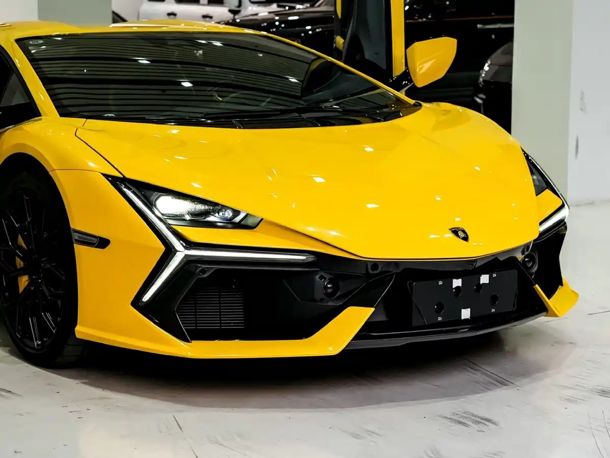 Фото 5 - Lamborghini Revuelto