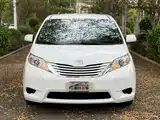 Photo 2 - Toyota Sienna