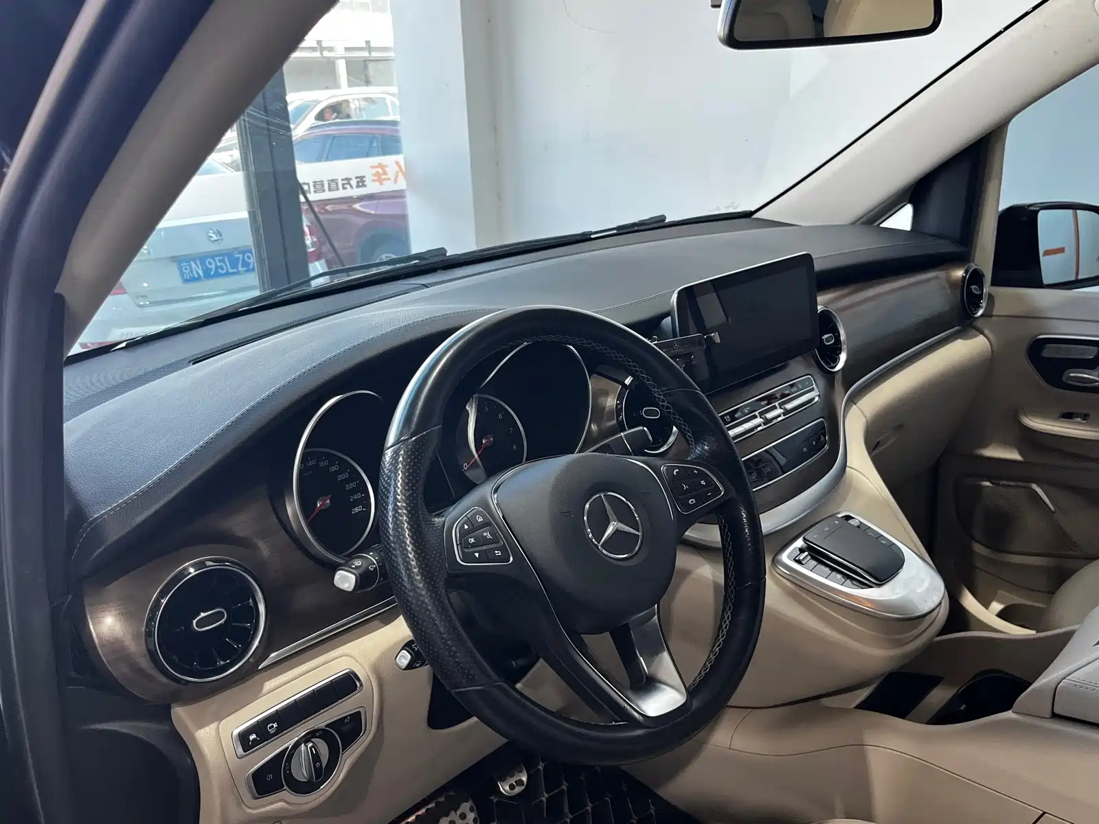 Фото 8 - Mercedes-Benz V-Class