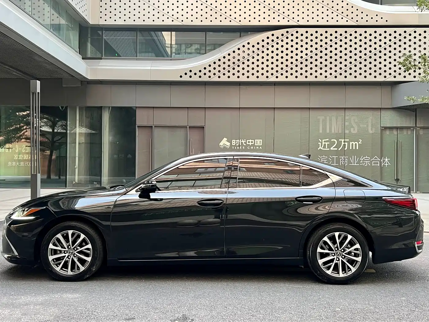 Lexus ES 2023 200 Excellence Edition фото 12