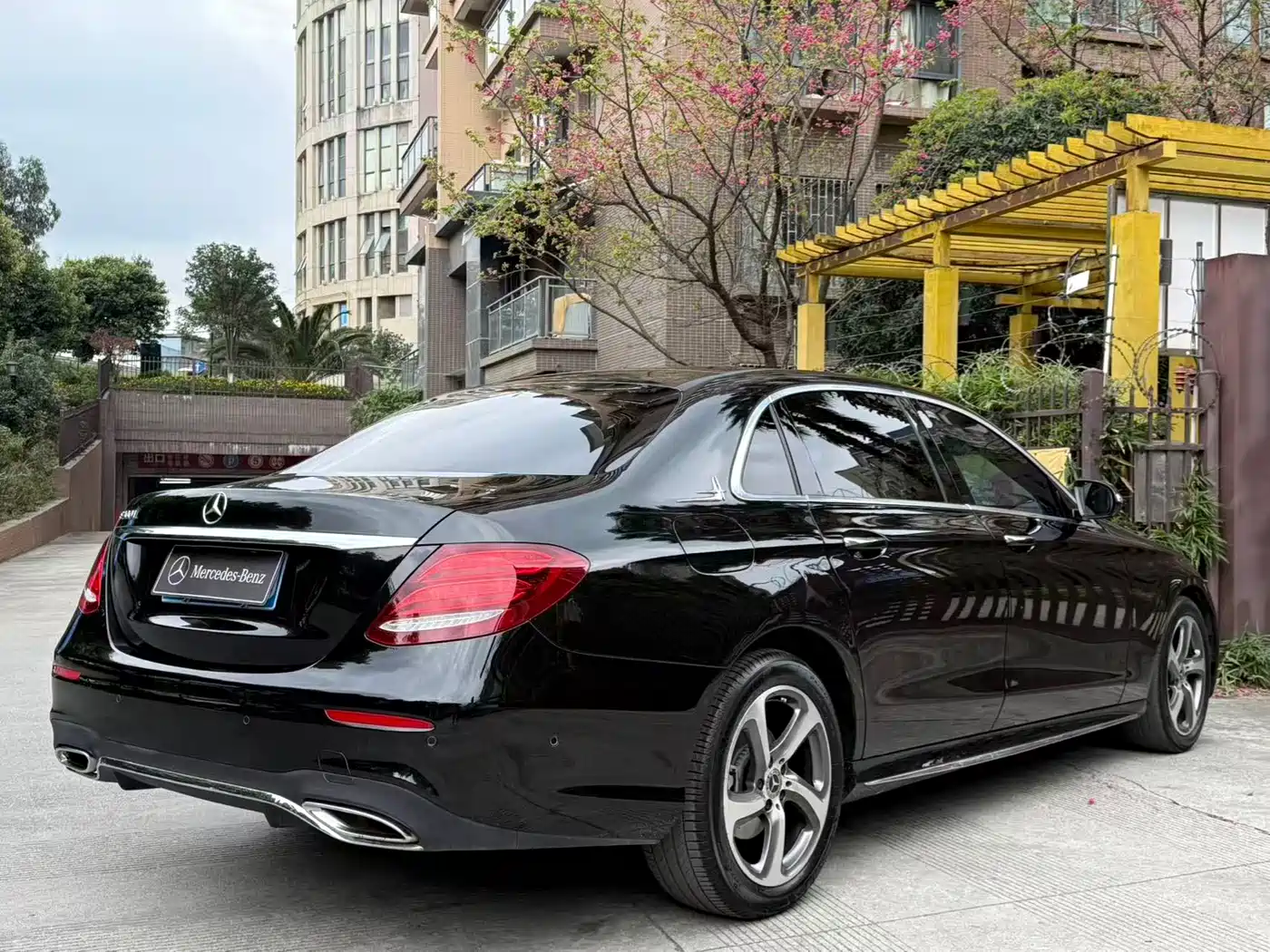 Mercedes-Benz E-Class 2017 E 300 L Luxury фото 4