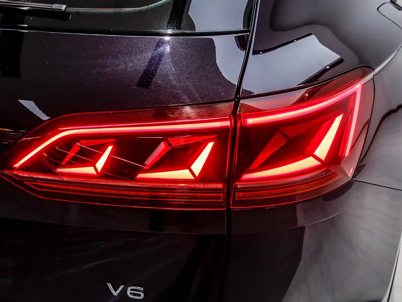 Volkswagen Touareg 2021 3.0TSI Sharp Edition with Gloss Black Sports Package фото 24