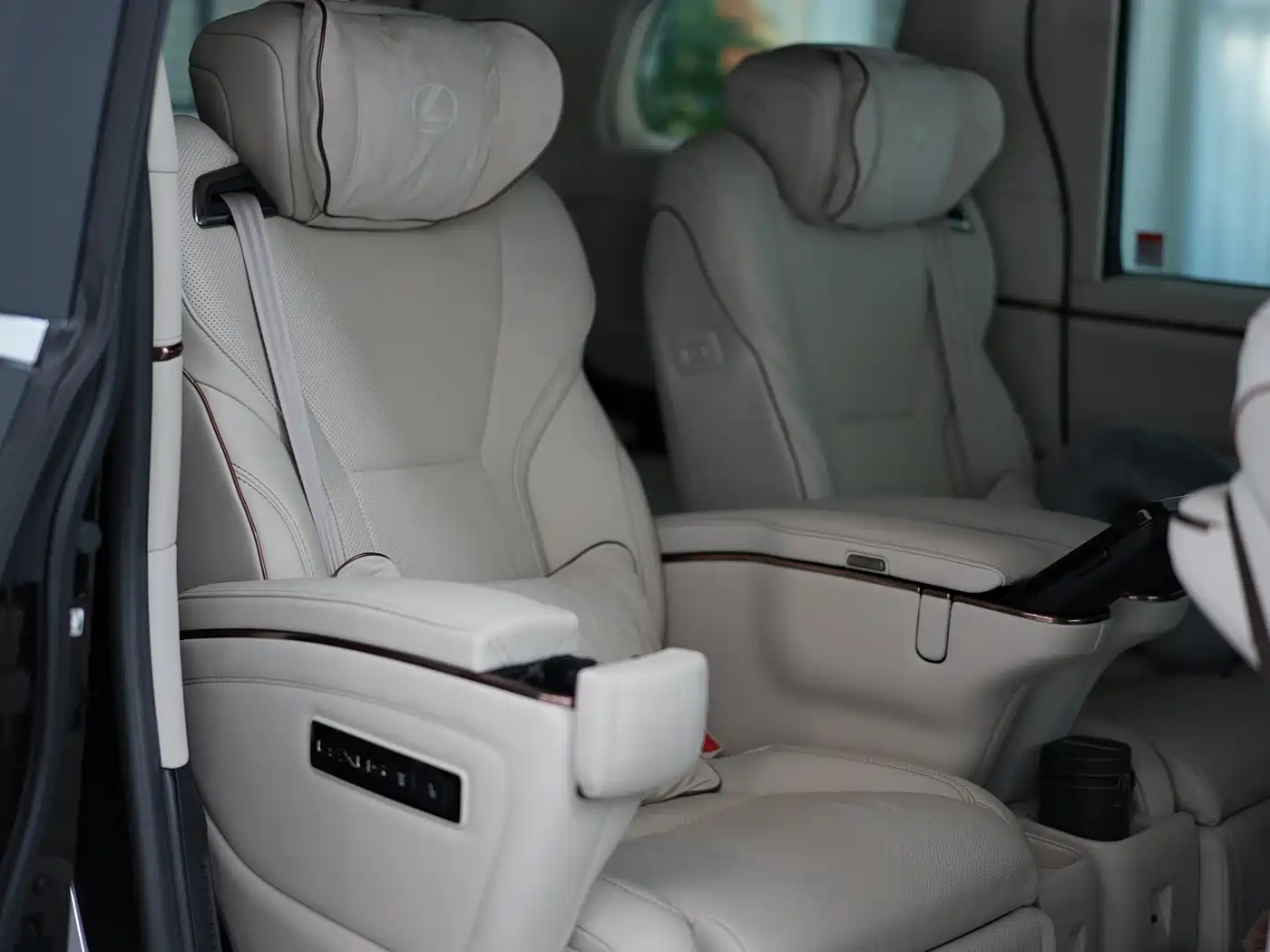 Lexus LM 2025 Model 500h Six-Seater Prestige Edition фото 8