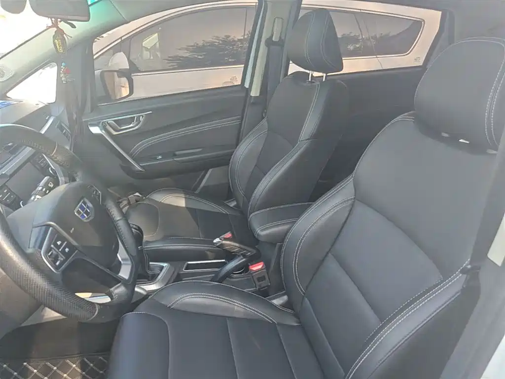 Фото 15 - Geely Vision X3