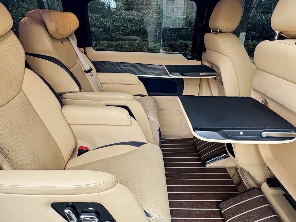 Mercedes-Benz V-Class 2018 V 260 L Premium Long Wheelbase Edition China VI фото 18