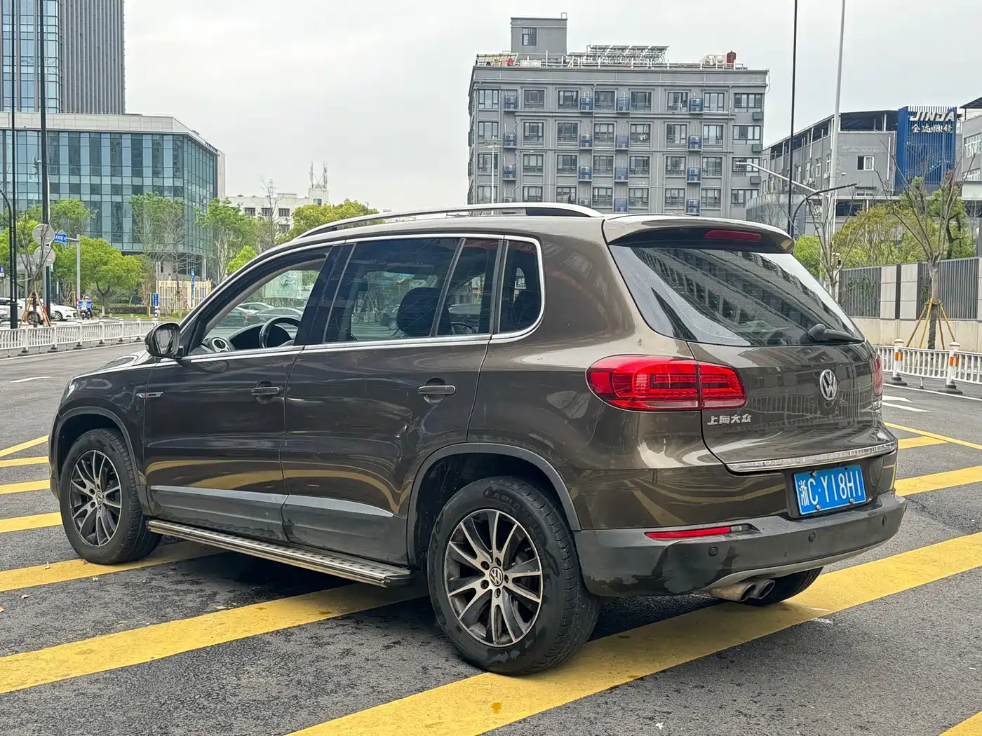 VOLKSWAGEN TIGUAN