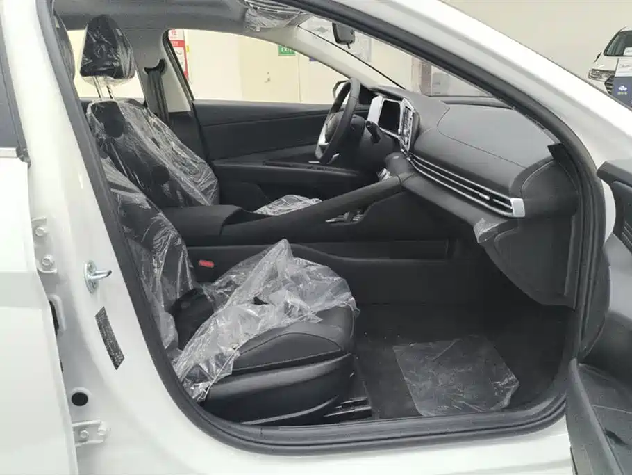 Hyundai Elantra 2023 1.5L CVT GLX Elite Edition фото 8