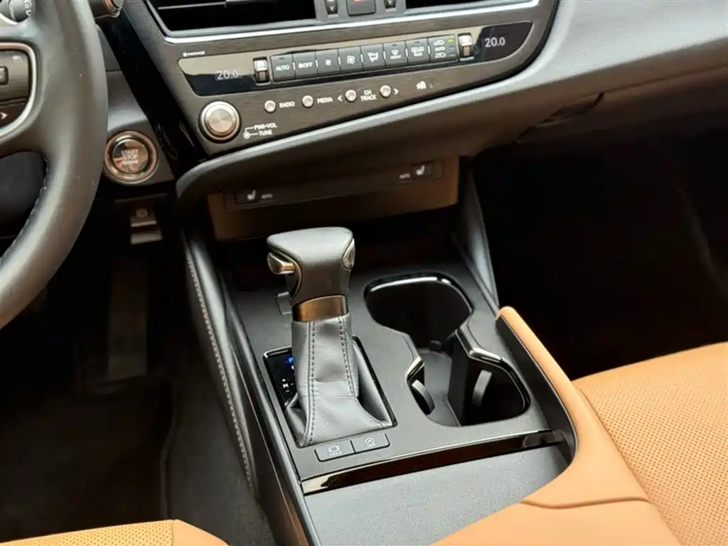 Lexus ES 2023 200 Excellence Edition фото 18