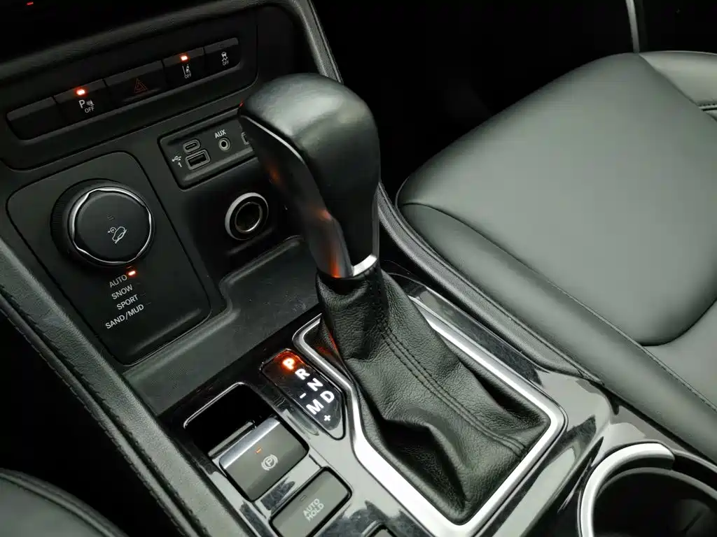 Photo 13 - Jeep Grand Commander