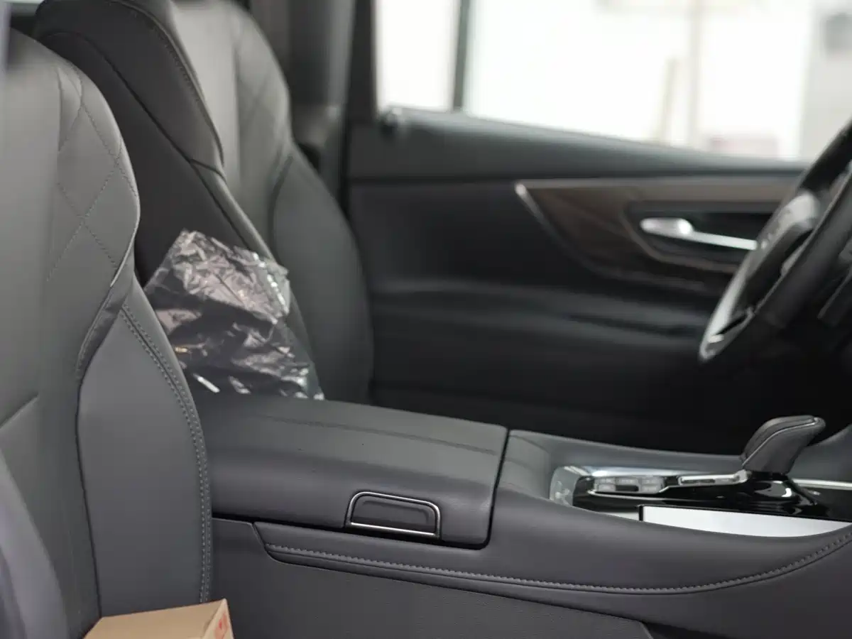 Toyota Vellfire 2025 Crown Hybrid 2.5L Ink Gold Executive Edition фото 16