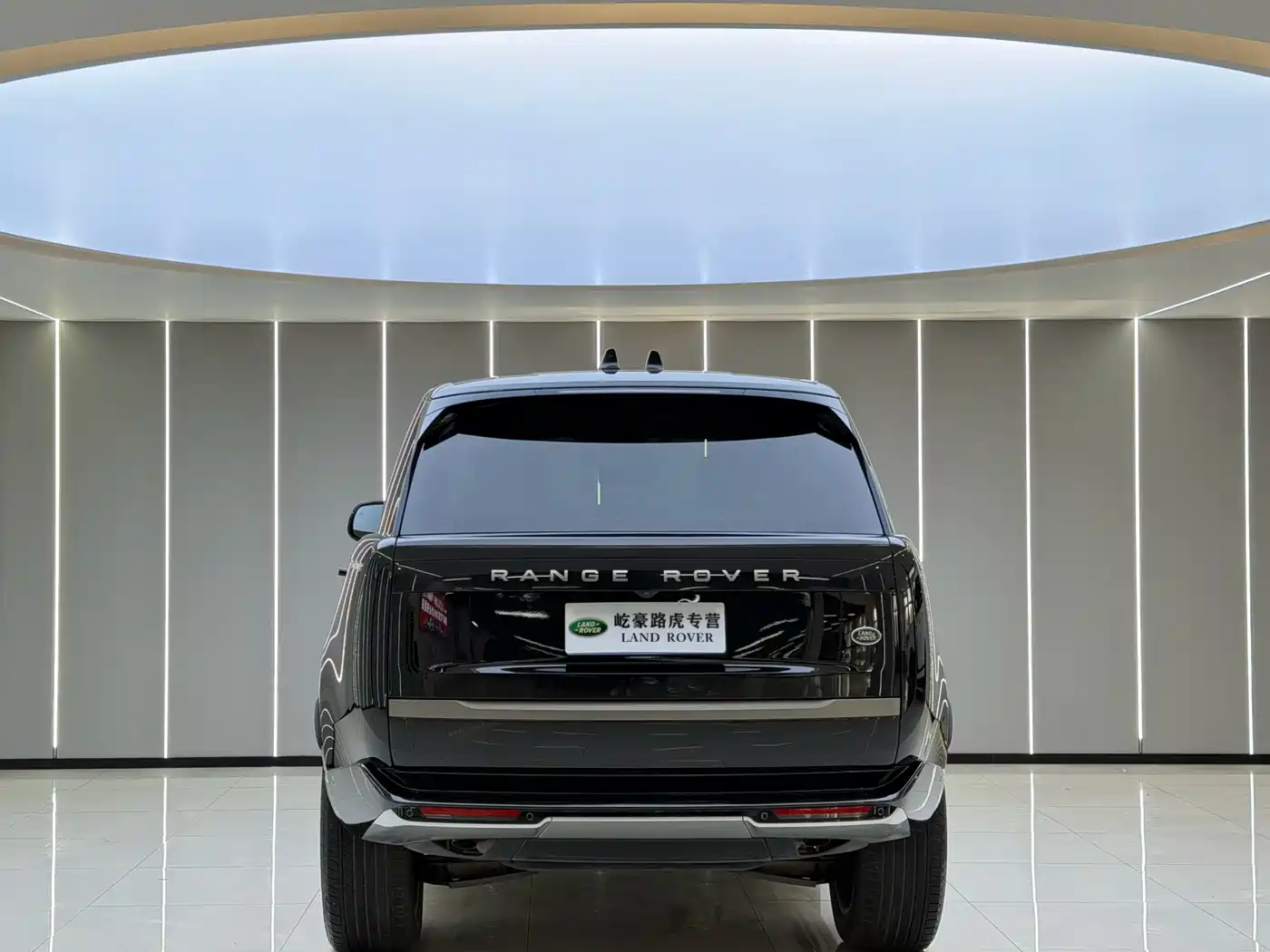 Land Rover Range Rover 2023 3.0 L6 360PS Golden Age Edition фото 8