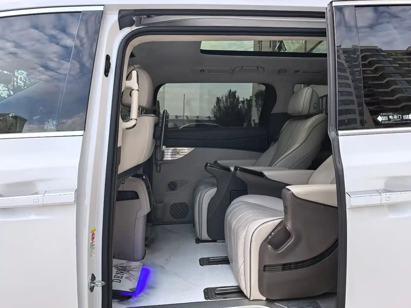 Denza D9 2022 DM-i 970 AWD Flagship фото 5