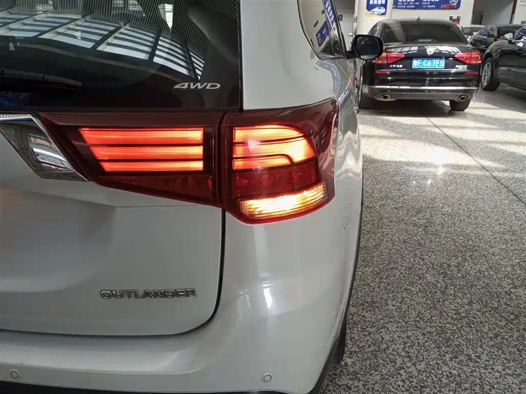 Mitsubishi Outlander 2018 2.4L 4WD Elite Edition 5-seater фото 24