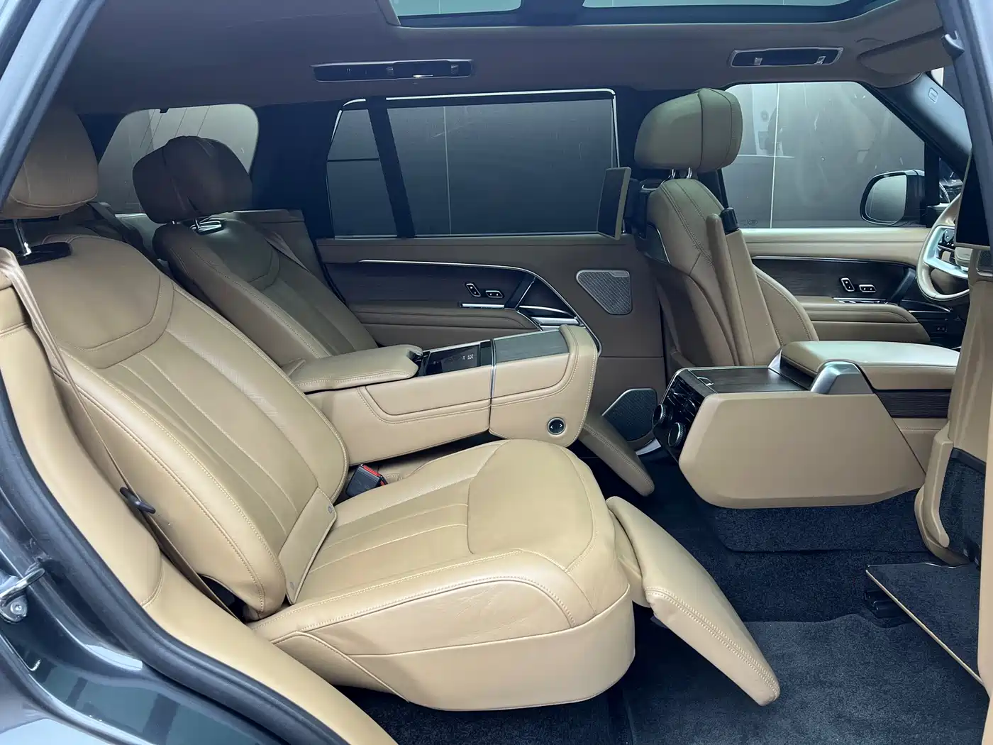 Land Rover Range Rover 2023 3.0 L6 400PS Exemplary Long Wheelbase фото 7