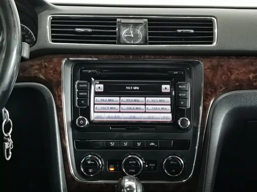Volkswagen Passat 2011 1.8TSI DSG Royal Edition фото 12