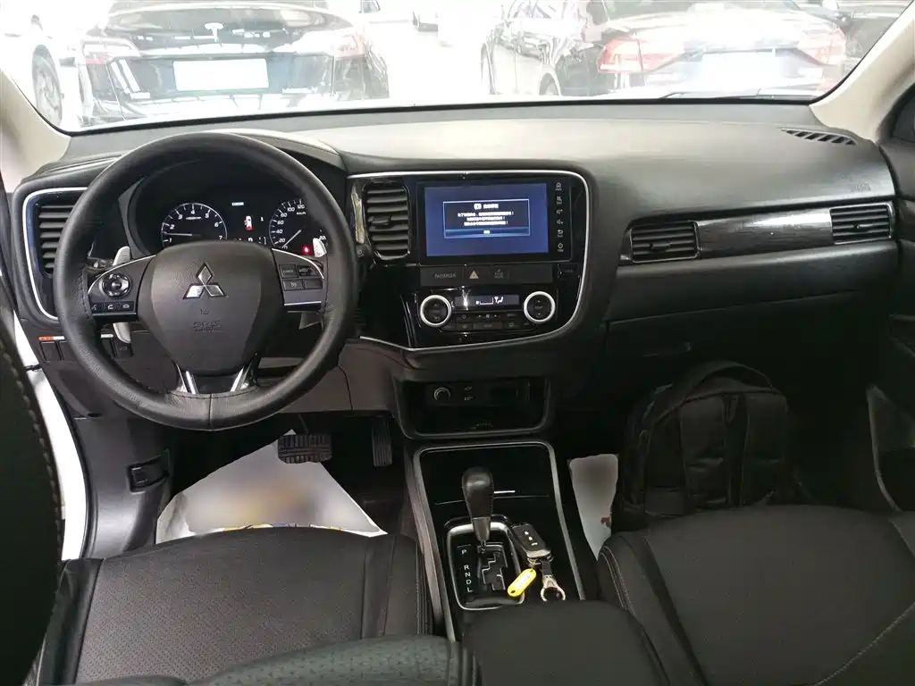 MITSUBISHI OUTLANDER