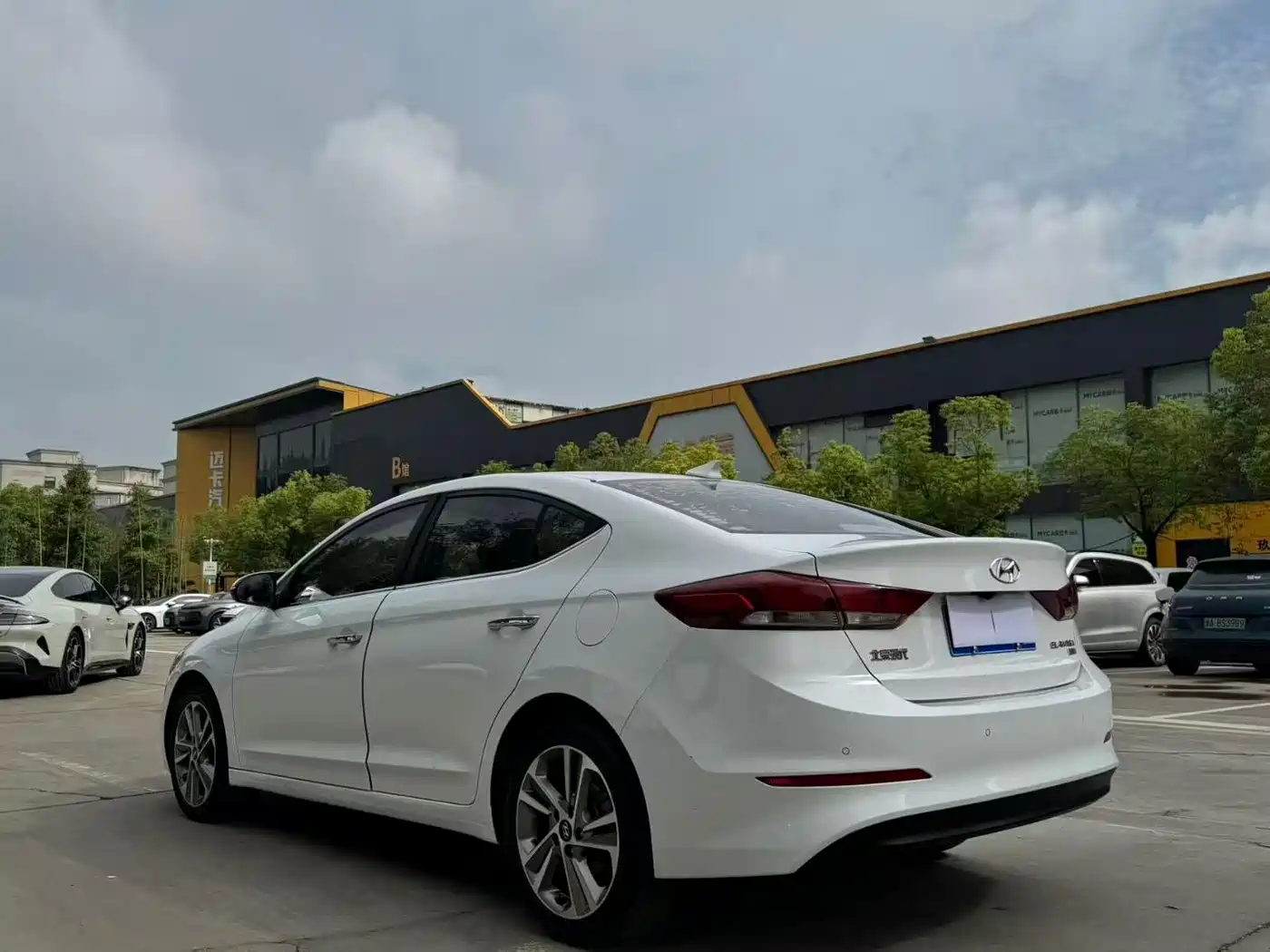 Hyundai Elantra 2018 1.6L Automatic 15th Anniversary Special Edition фото 8