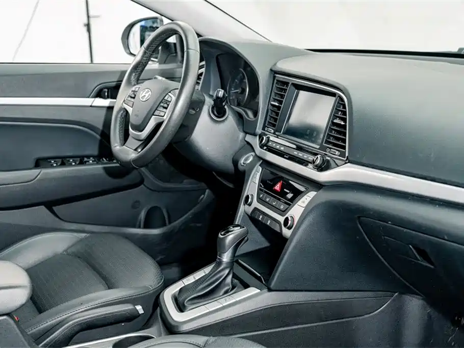Hyundai Elantra 2016 1.6L Auto Smart·Luxury Edition фото 17
