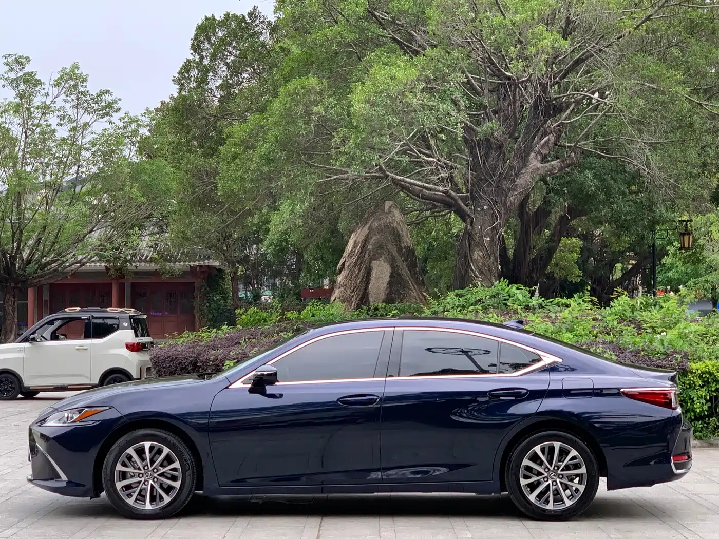 Фото 13 - Lexus ES