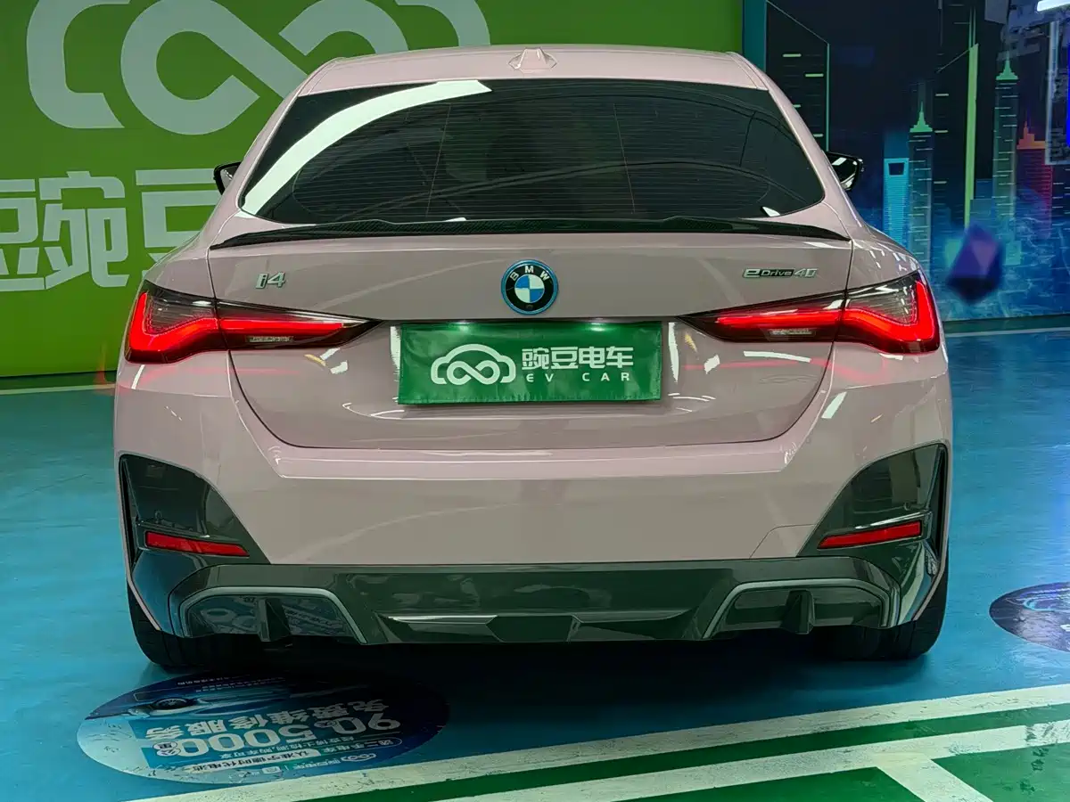 Фото 19 - BMW i4