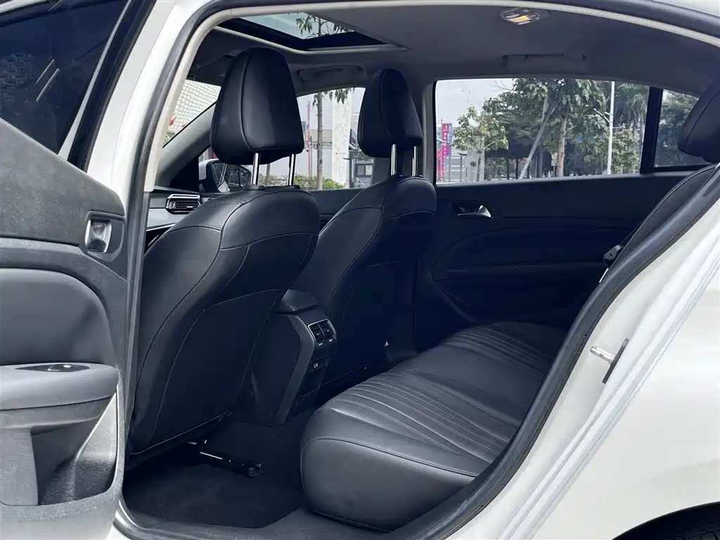 صورة 11 - Peugeot 408