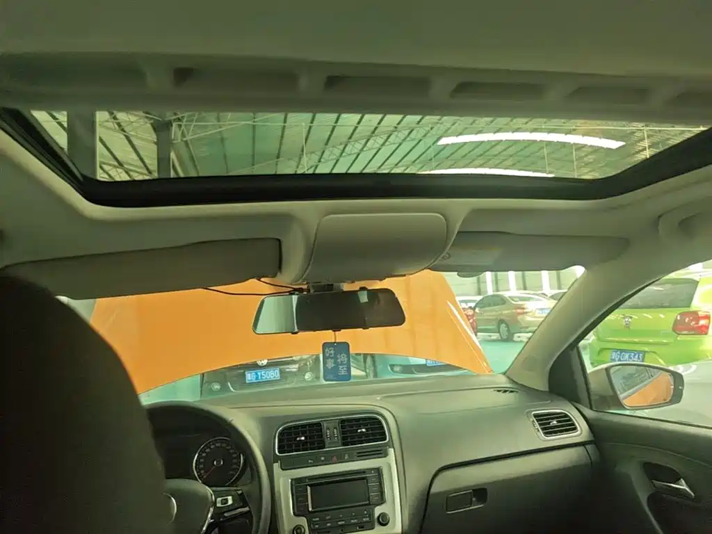 Volkswagen Polo 2016 1.6L Cross Polo Automatic фото 18