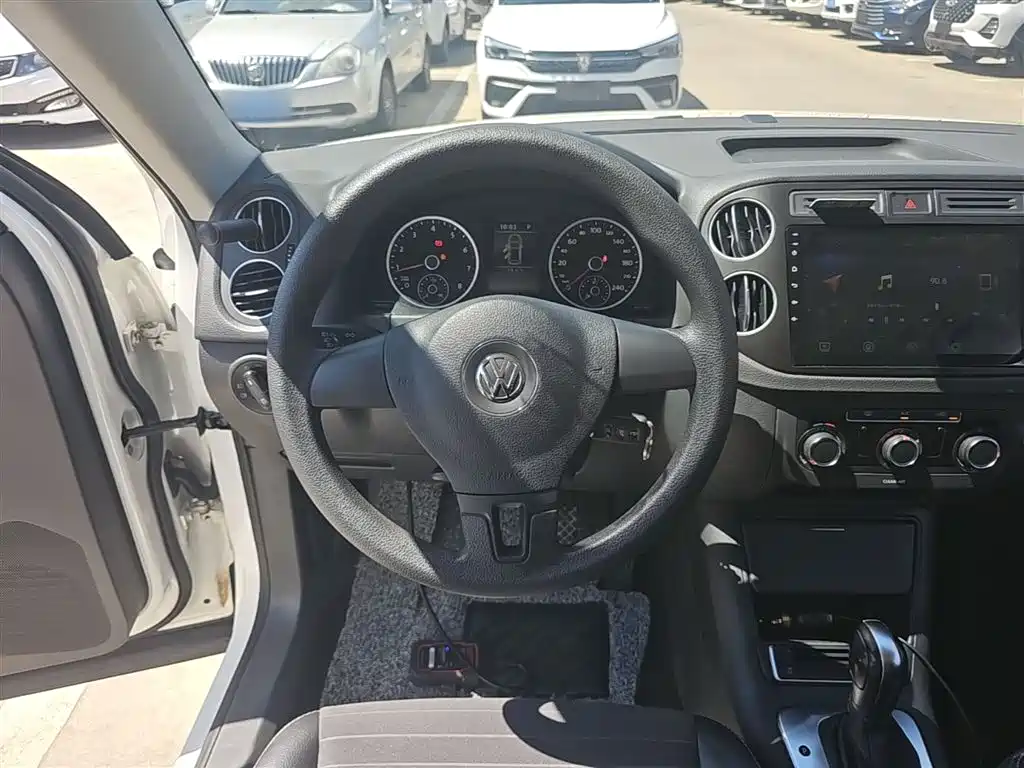 VOLKSWAGEN TIGUAN