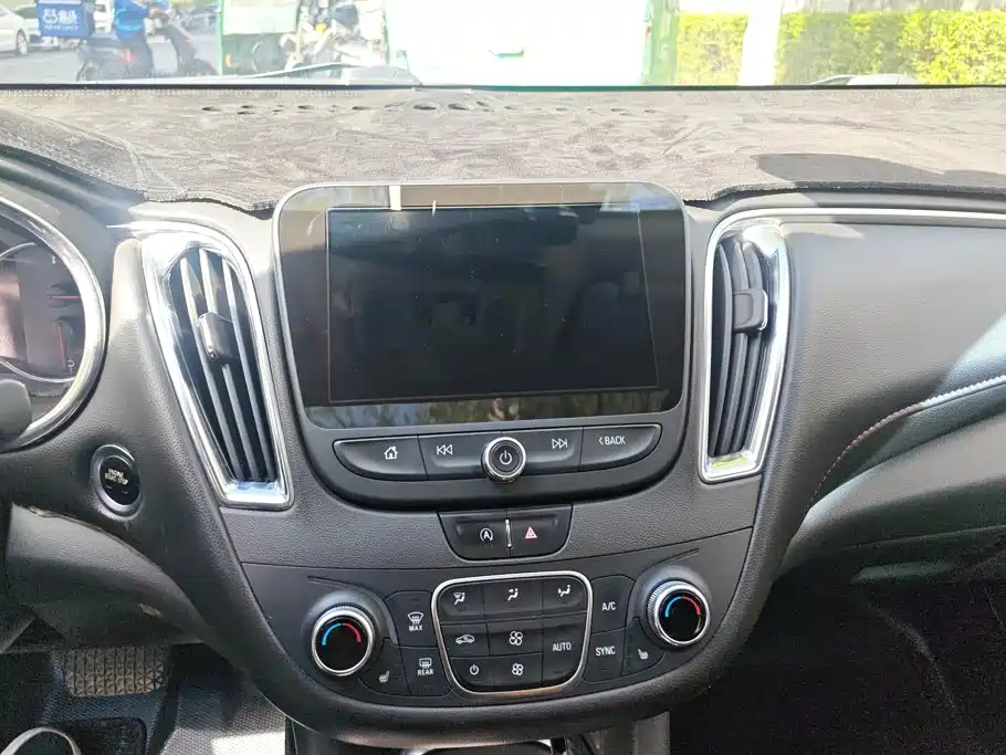 Photo 13 - Chevrolet Malibu XL