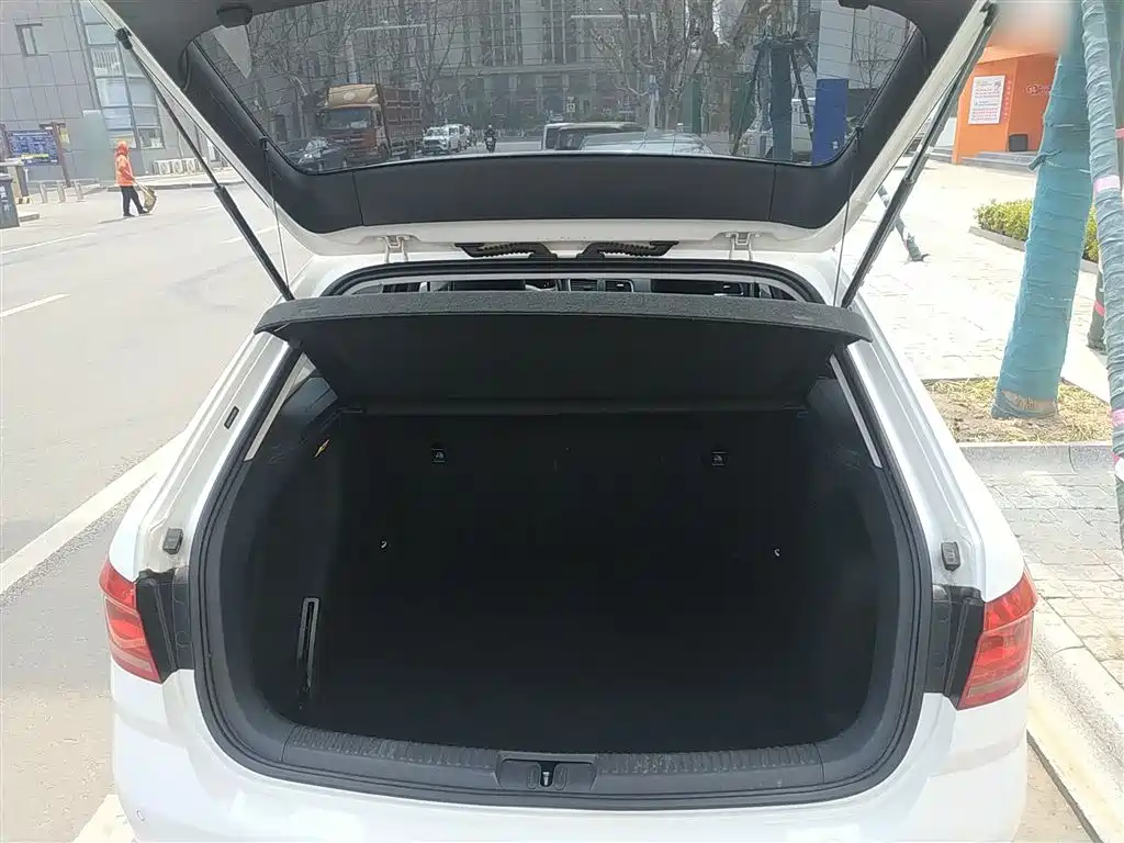 Volkswagen Lavida Tour 2017 180TSI DSG Comfort Edition фото 15