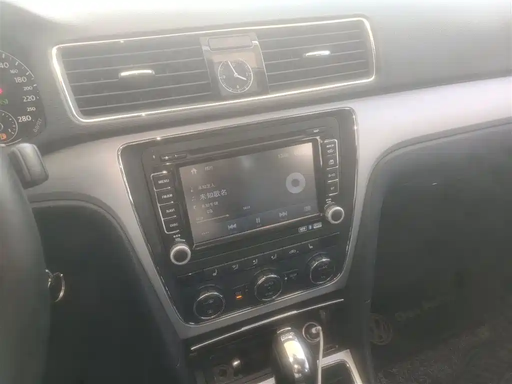 Volkswagen Passat 2014 1.8TSI DSG Luxury Edition фото 13