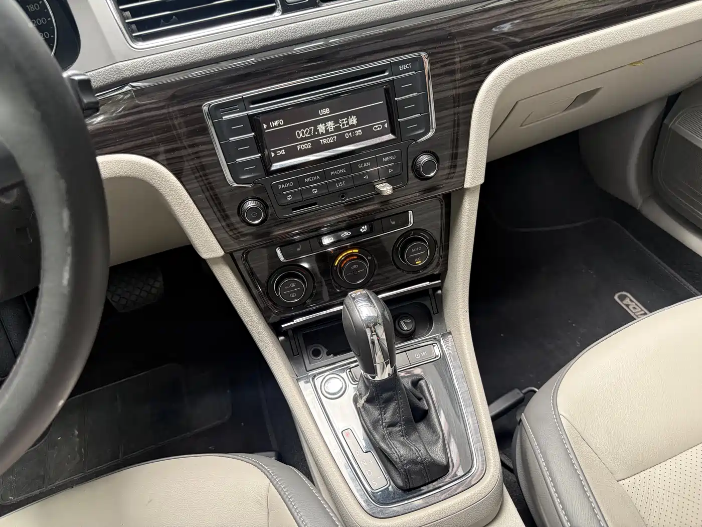 Volkswagen Lavida Tour 2013 1.4TSI Automatic Luxury фото 13