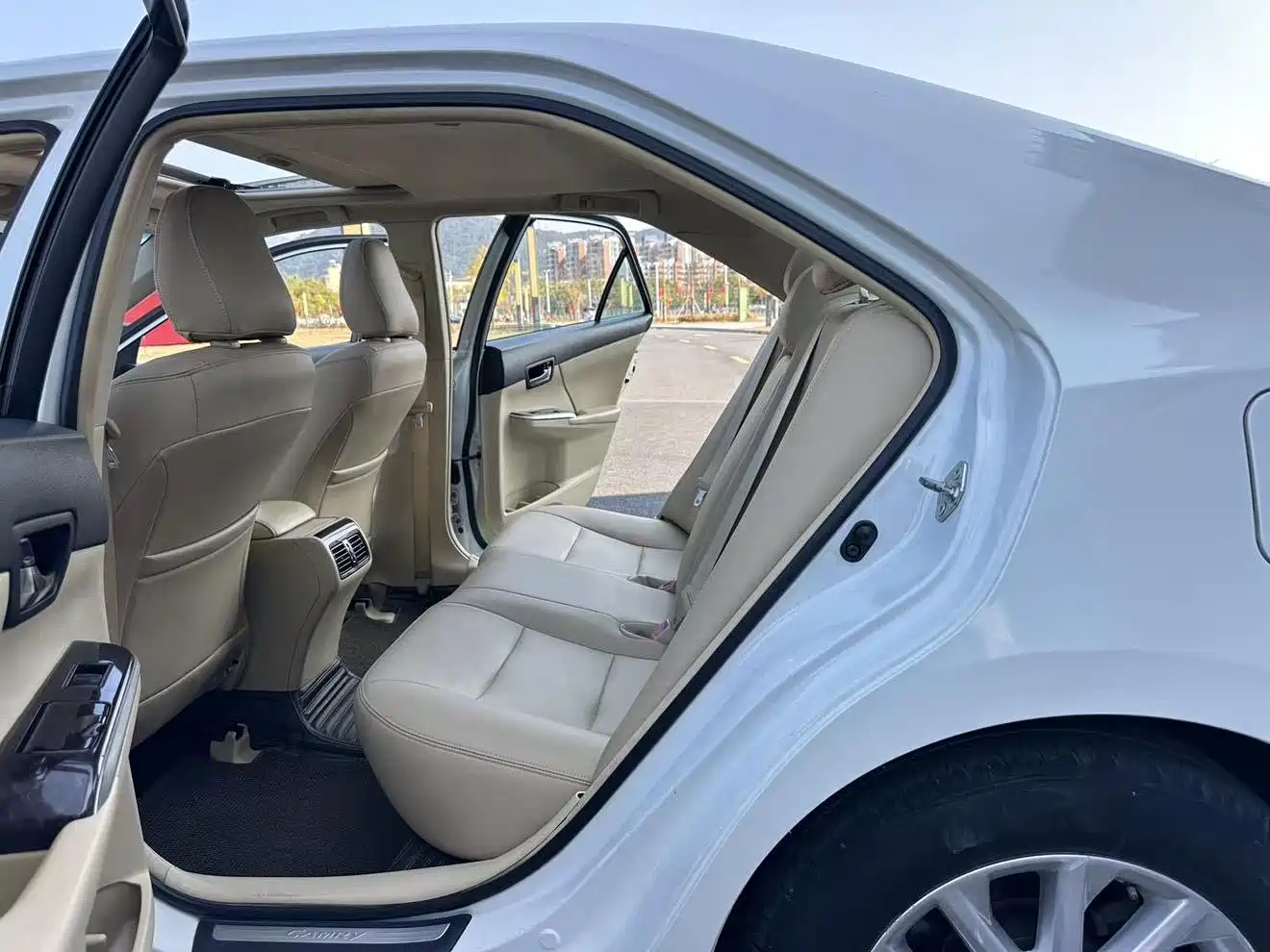 Toyota Camry 2016 2.0E 10th Anniversary Elite Edition фото 21