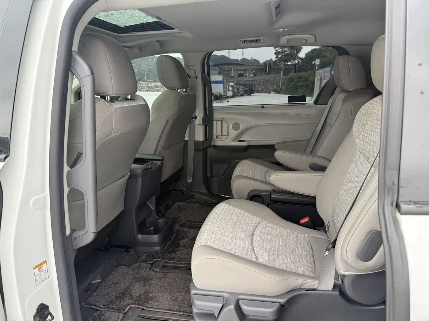 Toyota Sienna 2023 2.5L Hybrid Comfort Edition фото 6