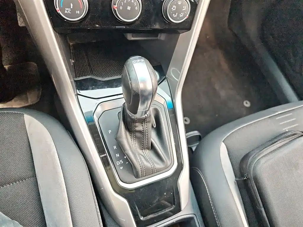 VOLKSWAGEN T-ROC EXPLORING SONGS