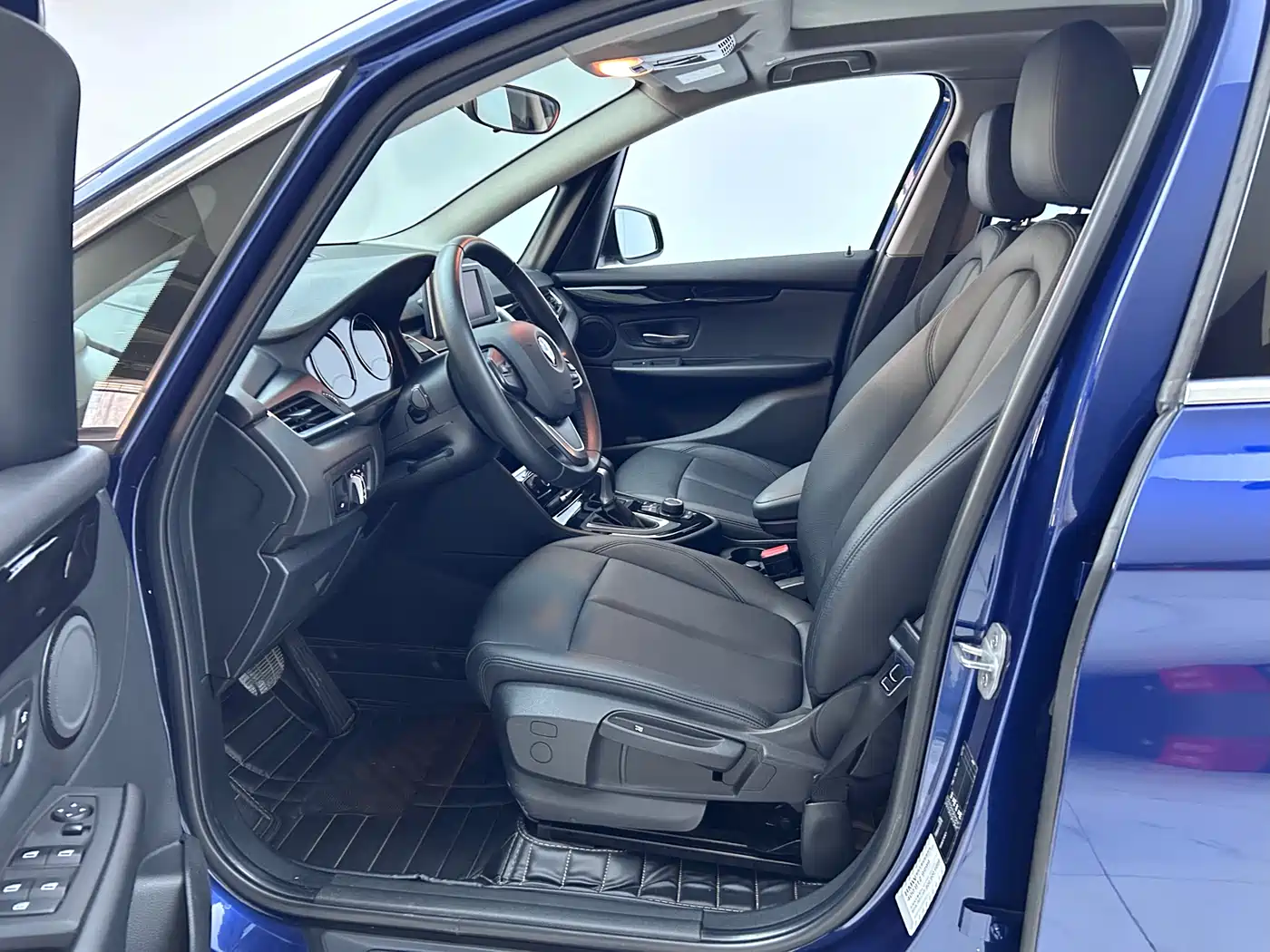BMW 2 Series Touring 2018 218i Luxury Line фото 8