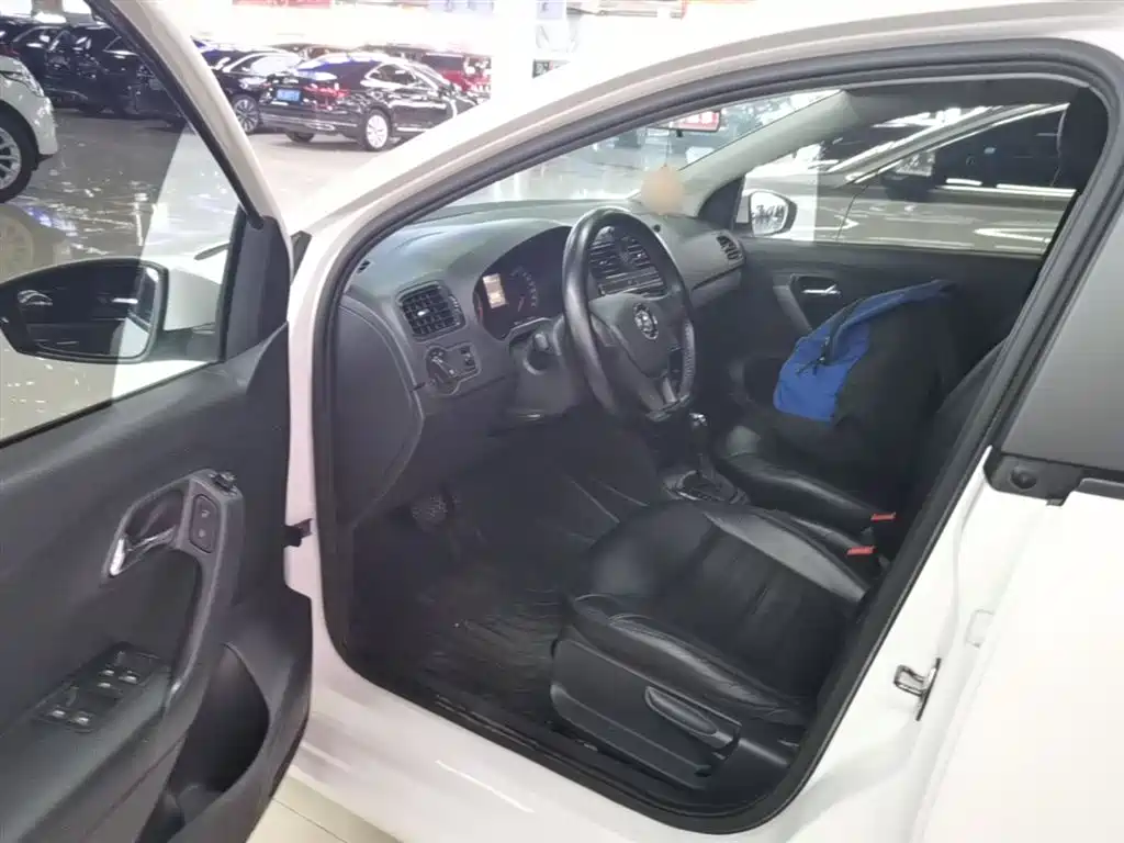 Volkswagen Polo 2016 1.4L Automatic Trend фото 16