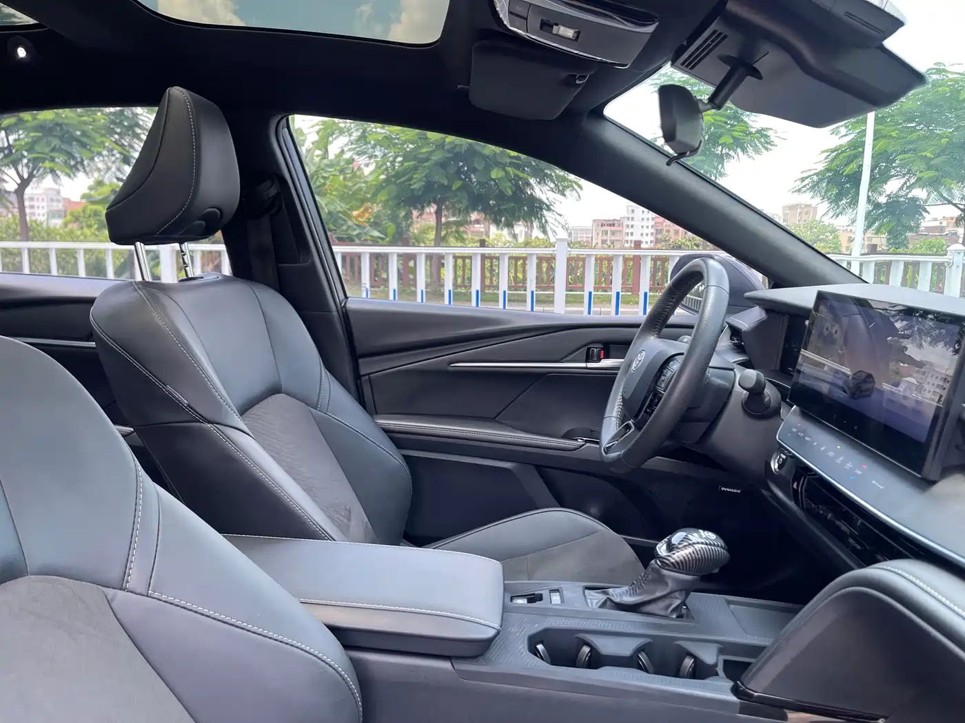 Toyota Camry 2025 Hybrid 2.0HXS Glory Edition фото 8