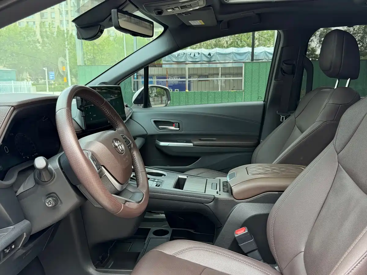 Toyota Sienna 2023 2.5L Hybrid Platinum Edition фото 8