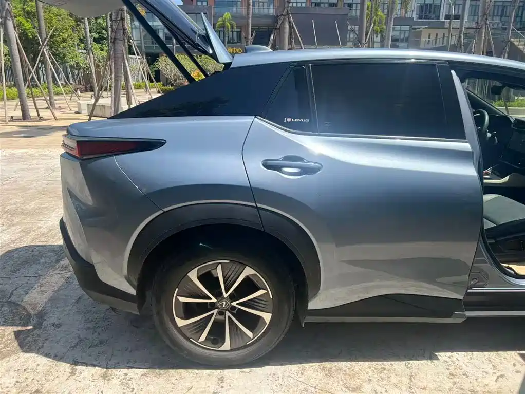 Lexus RZ 2023 450e 4WD Deluxe фото 17