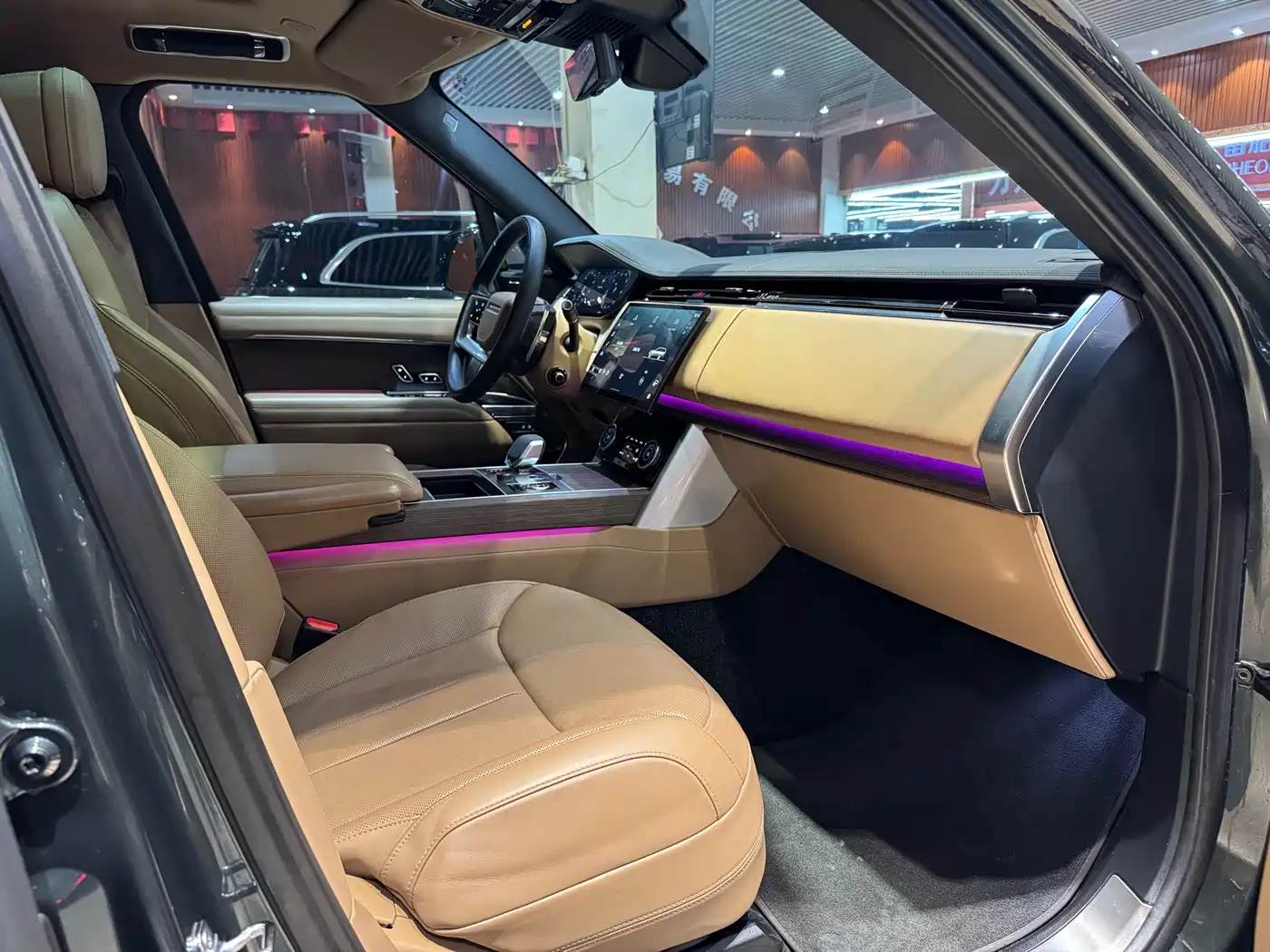 Land Rover Range Rover 2023 3.0 L6 400PS Golden Age 7-Seater Long Wheelbase фото 6