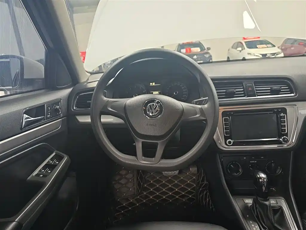 Volkswagen Lavida Tour 2015 1.6L Automatic Trend Edition фото 11