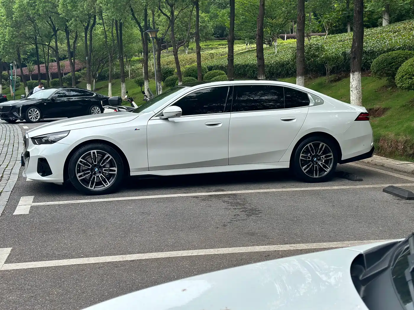 BMW 5 Series 2024 530Li Leading M Sport Package фото 3