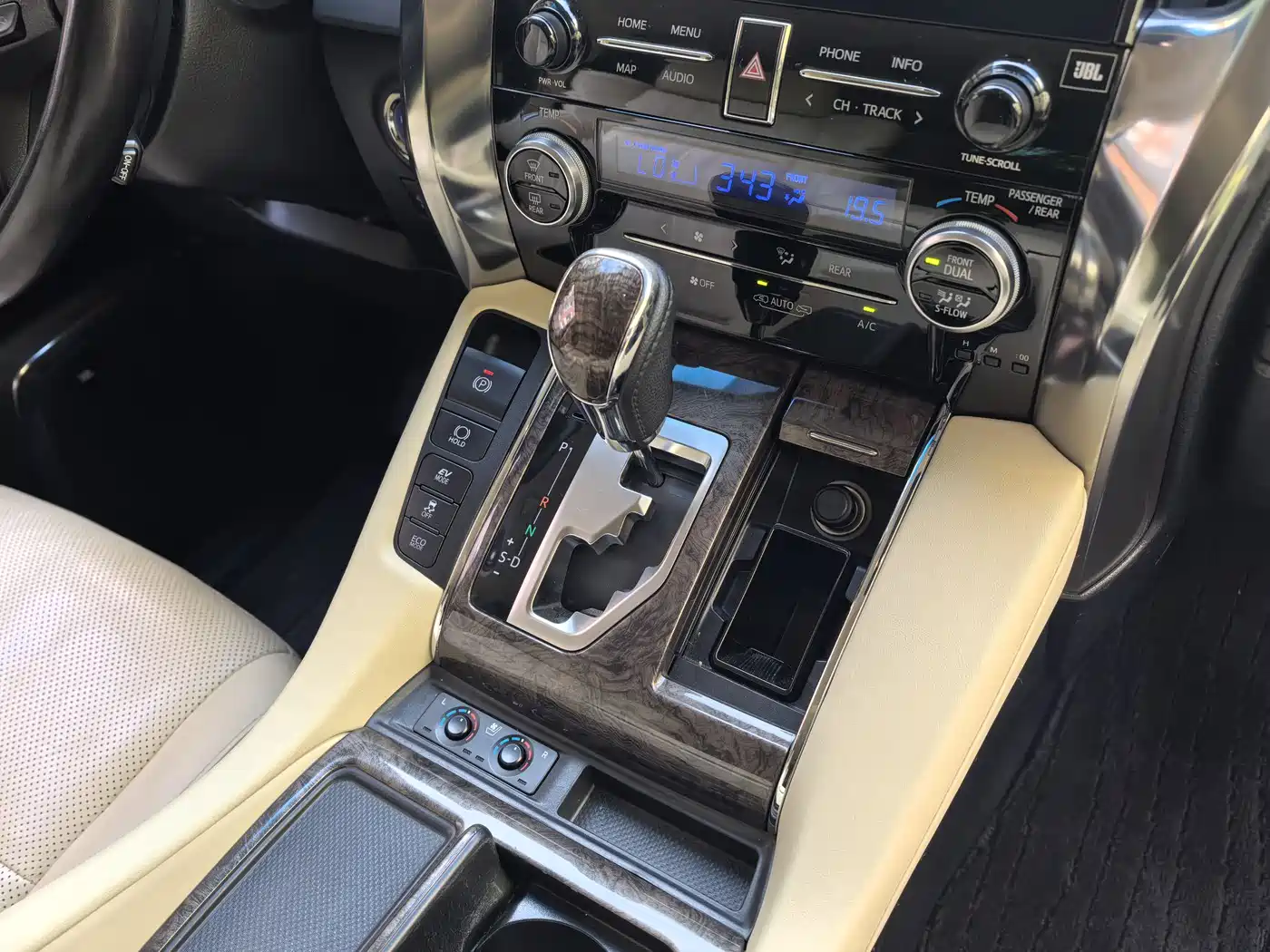 Toyota Alphard 2021 Hybrid 2.5L Premium фото 11