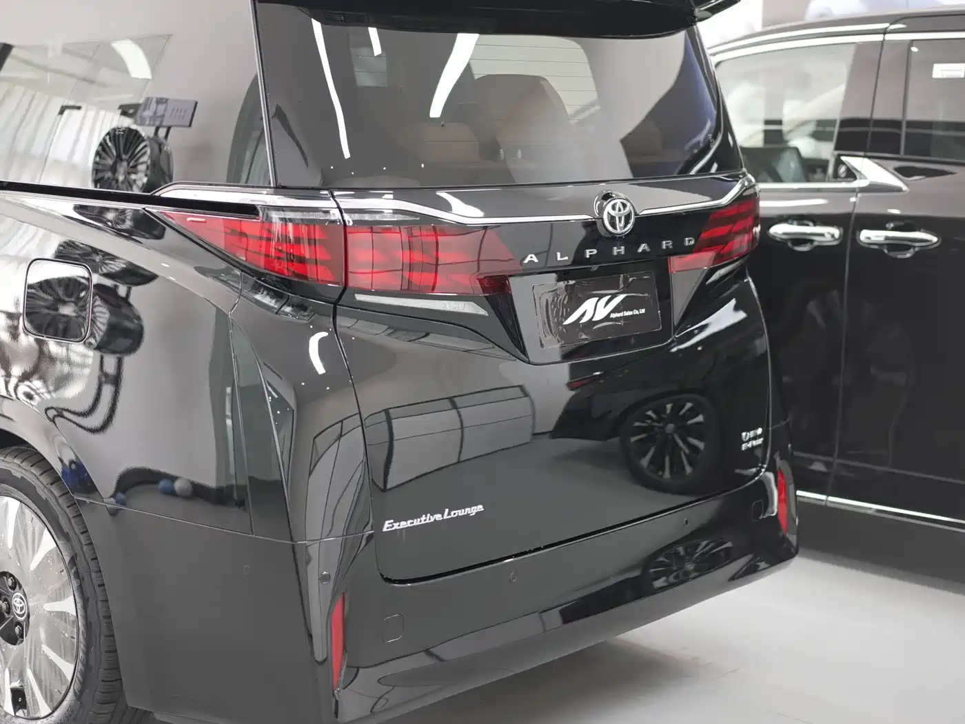 Toyota Alphard 2024 Hybrid 2.5L Ultimate Enjoyment Edition фото 2