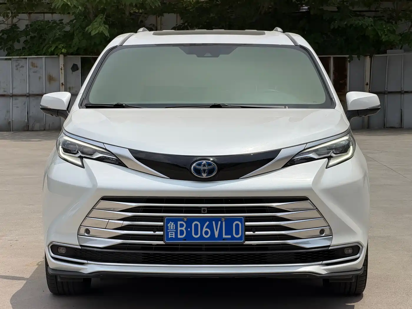 Toyota Sienna 2023 2.5L Hybrid Platinum Edition фото 2