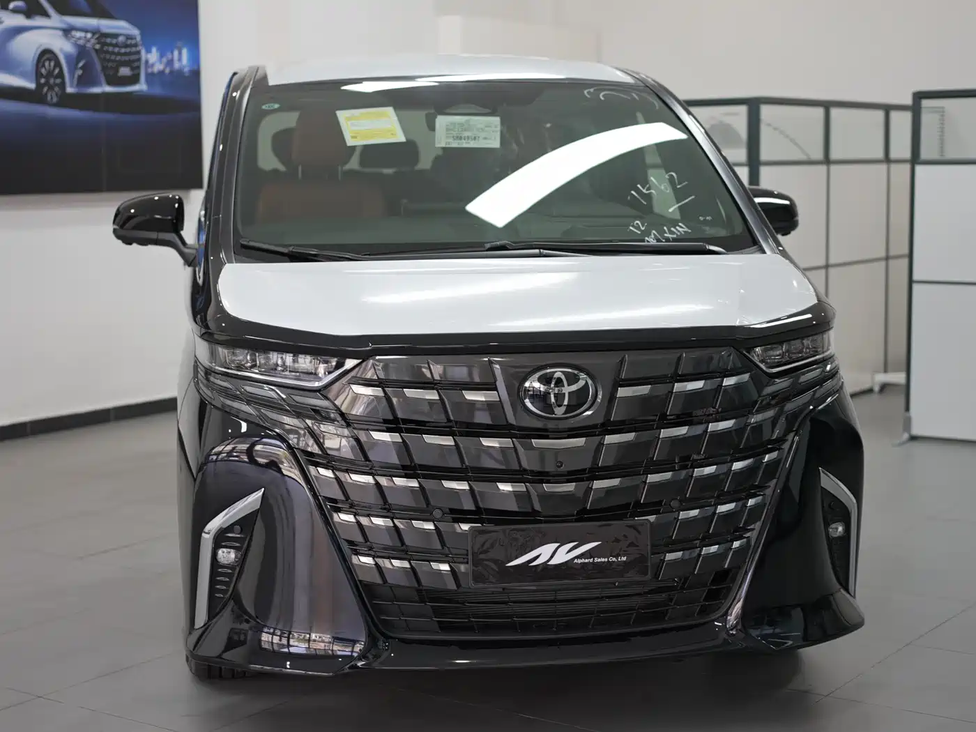 Toyota Alphard 2025 Hybrid 2.5L Ultimate Gold Edition фото 2