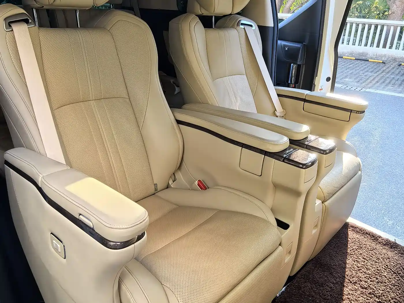 Toyota Alphard 2021 Hybrid 2.5L Premium фото 23